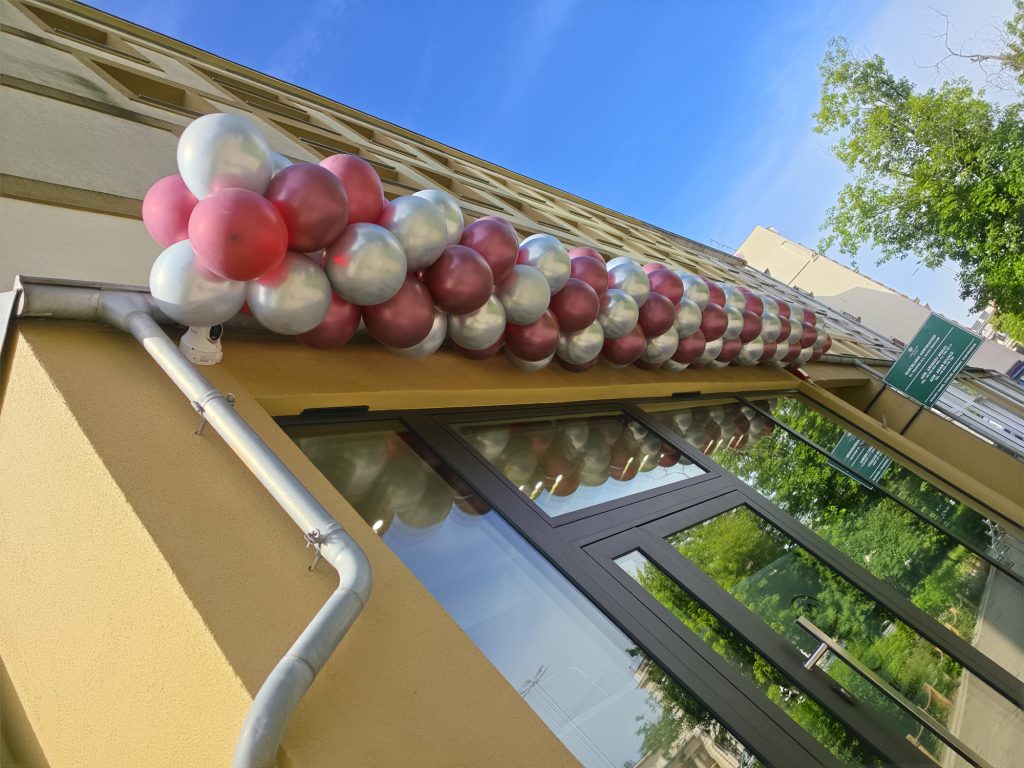 Girlanda z balonów na otwarcie zakładu optycznego we Wrocławiu na Tęczowej
