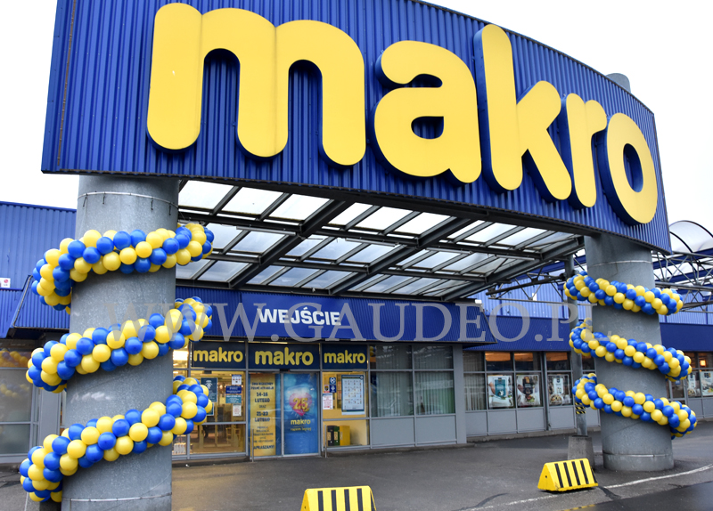 Girlandy z balonów zawinięte na słupach przed Makro na alejach Jerozolimskich