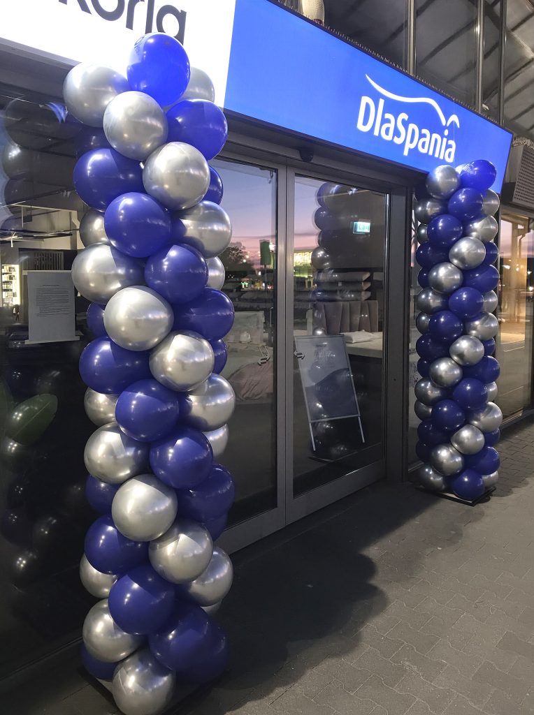 Kolumny z balonów przed salonem DlaSpania w Galerii Aleja Bielany