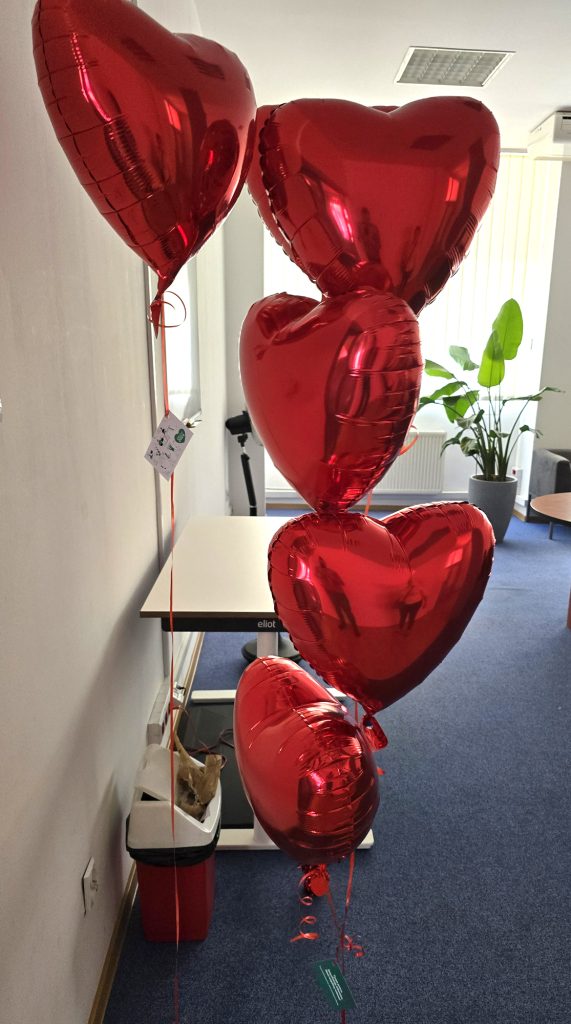 Balony foliowe serca z doczepionymi karteczkami