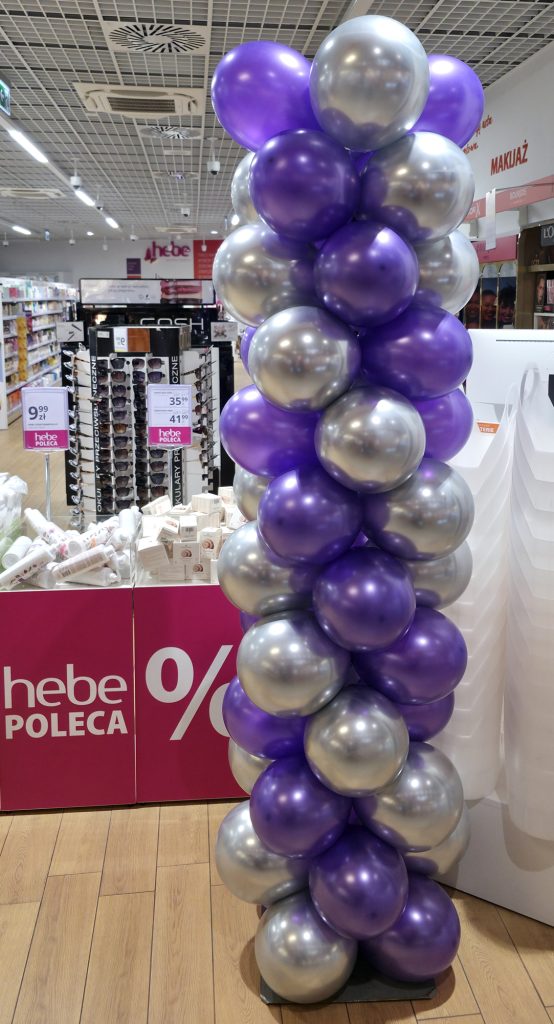 Kolumny z balonów w drogeriach Hebe na akcję Kosmicznego Wydłużania Rzęs