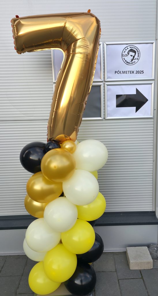 Dekoracja z balonów na Półmetek 7 LO