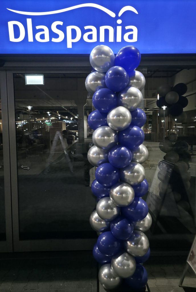 Kolumny z balonów z okazji 16 urodzin salonów DlaSpania