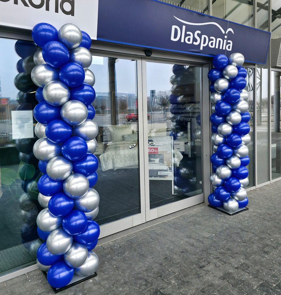 Kolumny z balonów przed salonem Dla Spania w Alei Bielany