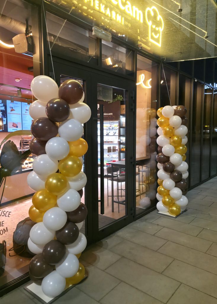 Kolumny z balonów na Powstańców Śląskich we Wrocławiu