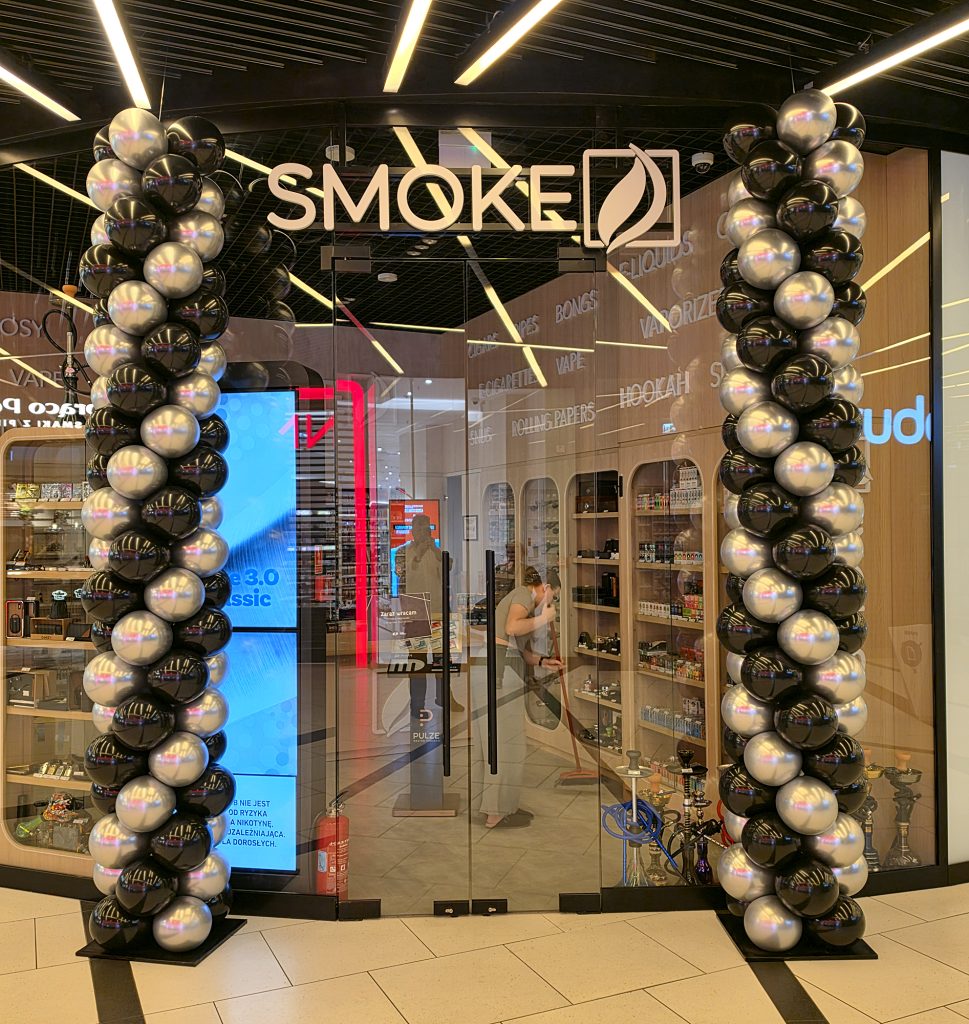 Kolumny zrobione z balonów w Galerii Katowickiej dla salonu Smoke