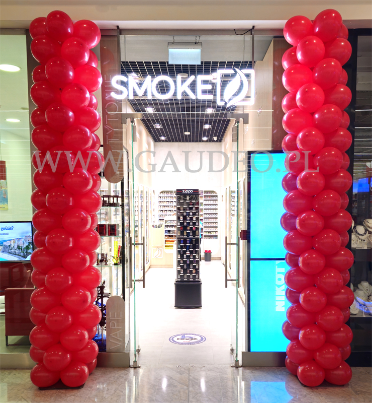 Kolumny z balonów dla saloniku Smoke w Koronie