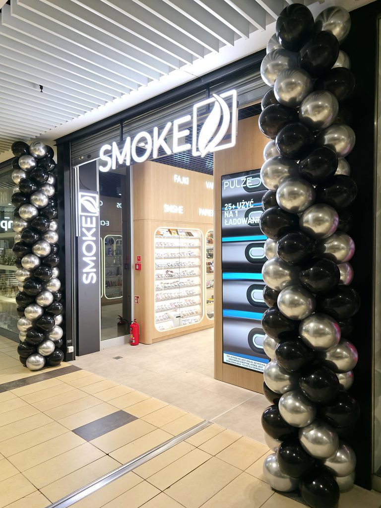 Kolumny z balonów dla salonu Smoke w Pasażu Grunwaldzkim
