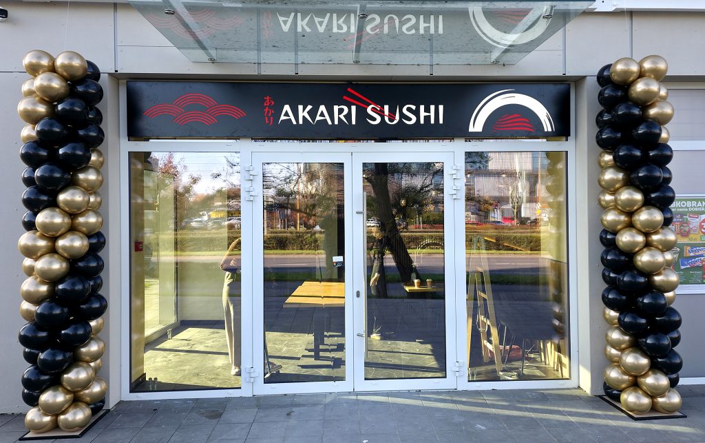 Kolumny z balonów na otwarcie Akari Sushi we Wrocławiu