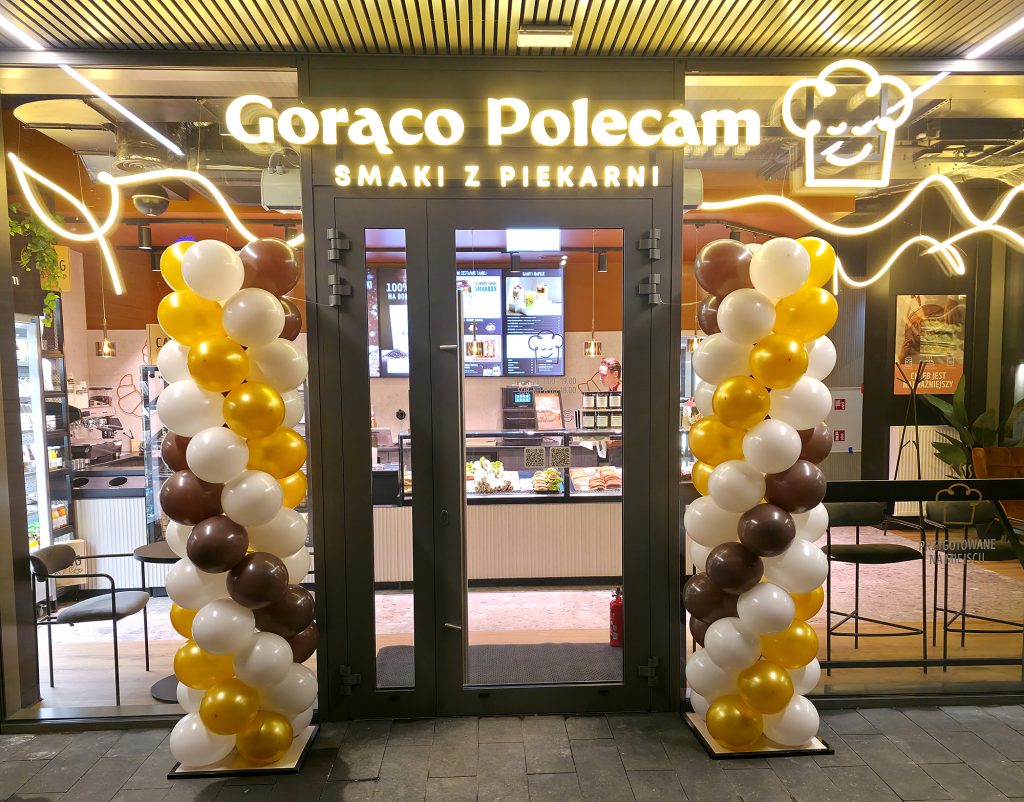Kolumny z balonów na otwarcie lokalu Gorąco Polecam w Krakowie