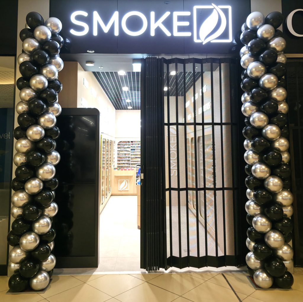 Kolumny z balonów dla salonu Smoke w Łodzi