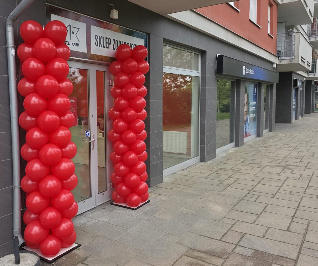 Kolumny z balonów na otwarcie nowego punktu sprzedaży aparatów słuchowych firmy Amplifon