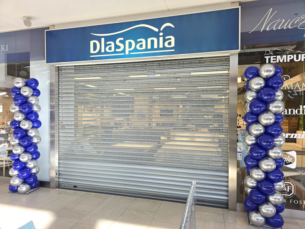 Kolumny z balonów przygotowaliśmy dla salonu DlaSpania w galerii Aleja Bielany