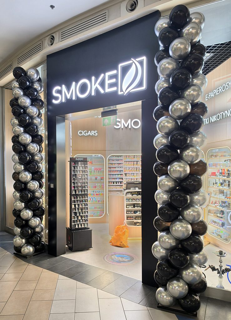 Kolumny z balonów w Silesia City Center dla salonu Smoke