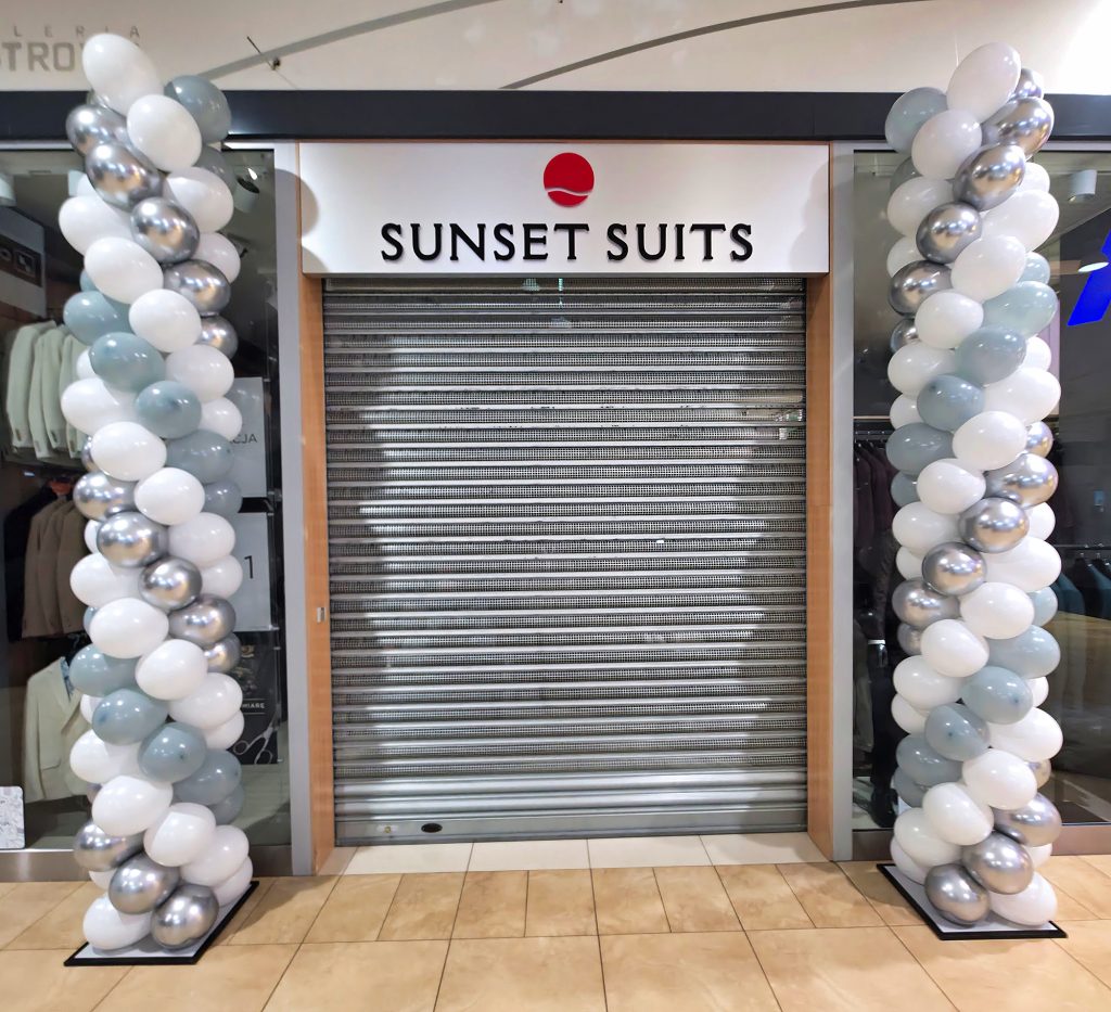 Kolumny z balonów dla salonu Sunset Suits w Galerii Ostrovia