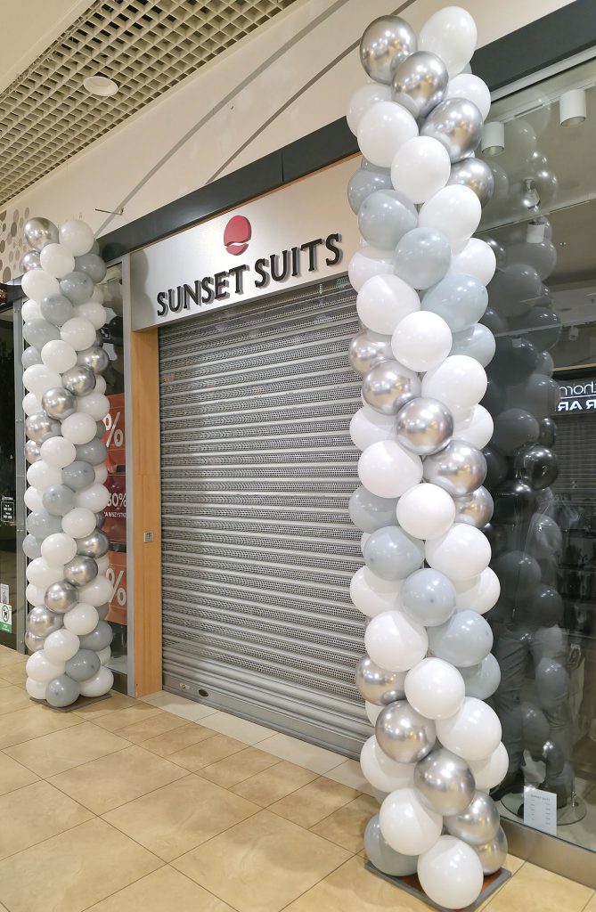 Kolumny z balonów dla salonu Sunset Suits w Galerii Ostrovia