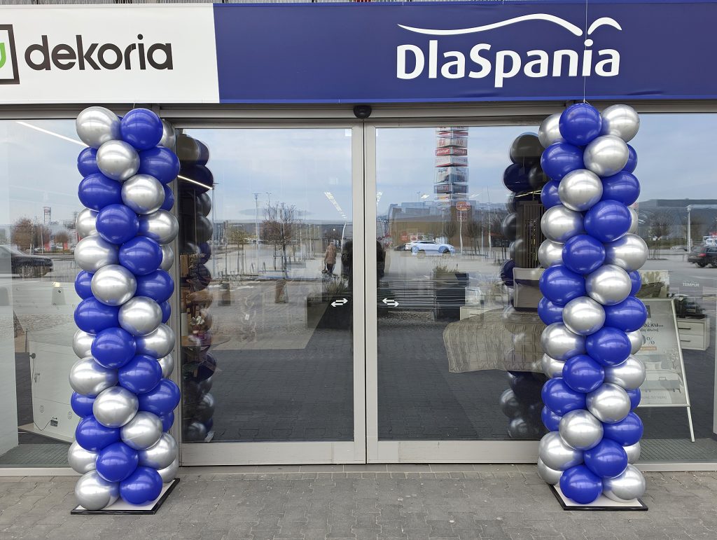 Kolumny z balonów jako dekoracja wejścia do salonu DlaSpania w Alei Bielany