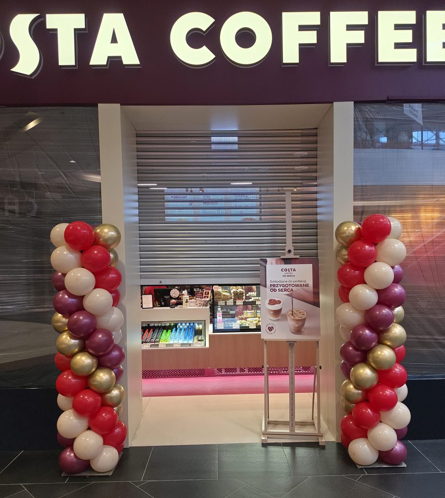 Kolumny z balonów na otwarcie Costa Coffee po remoncie