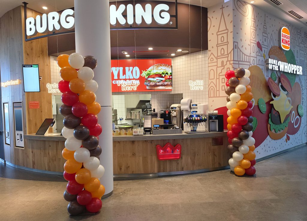 Kolumny z balonów na otwarcie restauracji Burger King w galerii Wroclavia