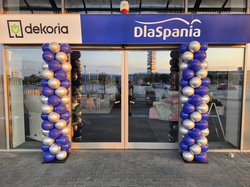Kolumny zrobione z balonów w Alei Bielany przed salonem DlaSpania