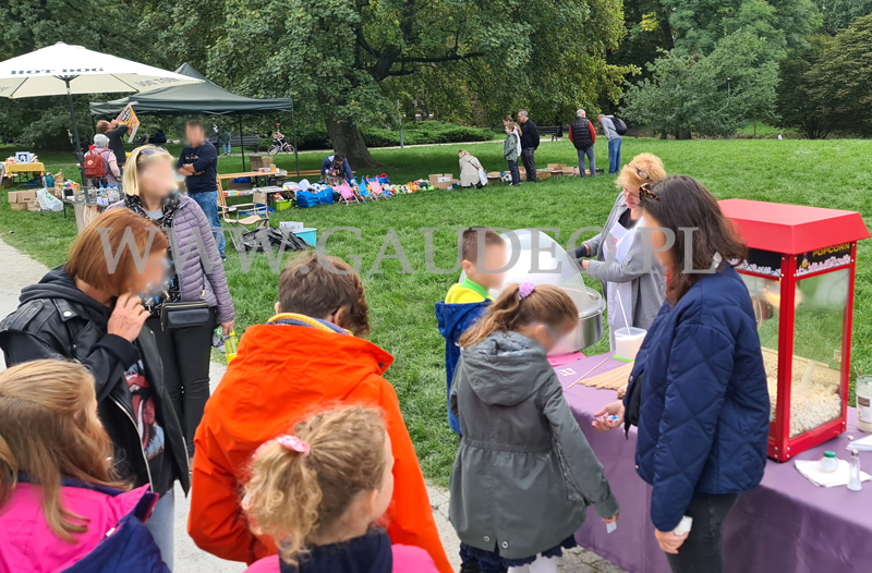 Wata cukrowa i popcorn na festynie na Klecinie
