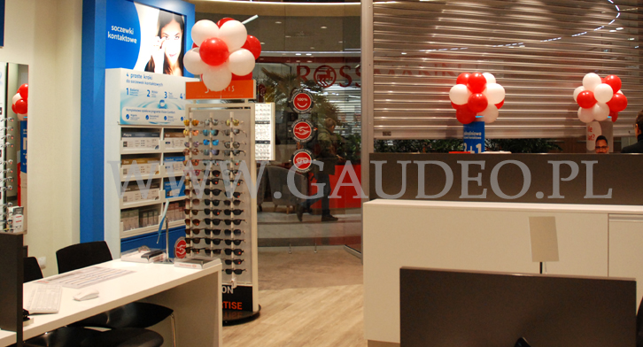 Kule z balonów jako dekoracja salonu Vision Expres w Galerii Wroclavia
