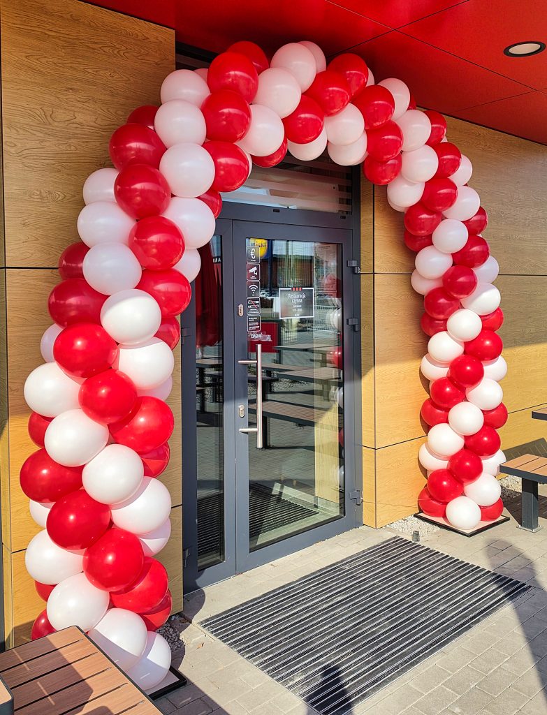 Dekoracja z balonów na otwarcie restauracji KFC na ulicy Cymbalistów w Warszawie