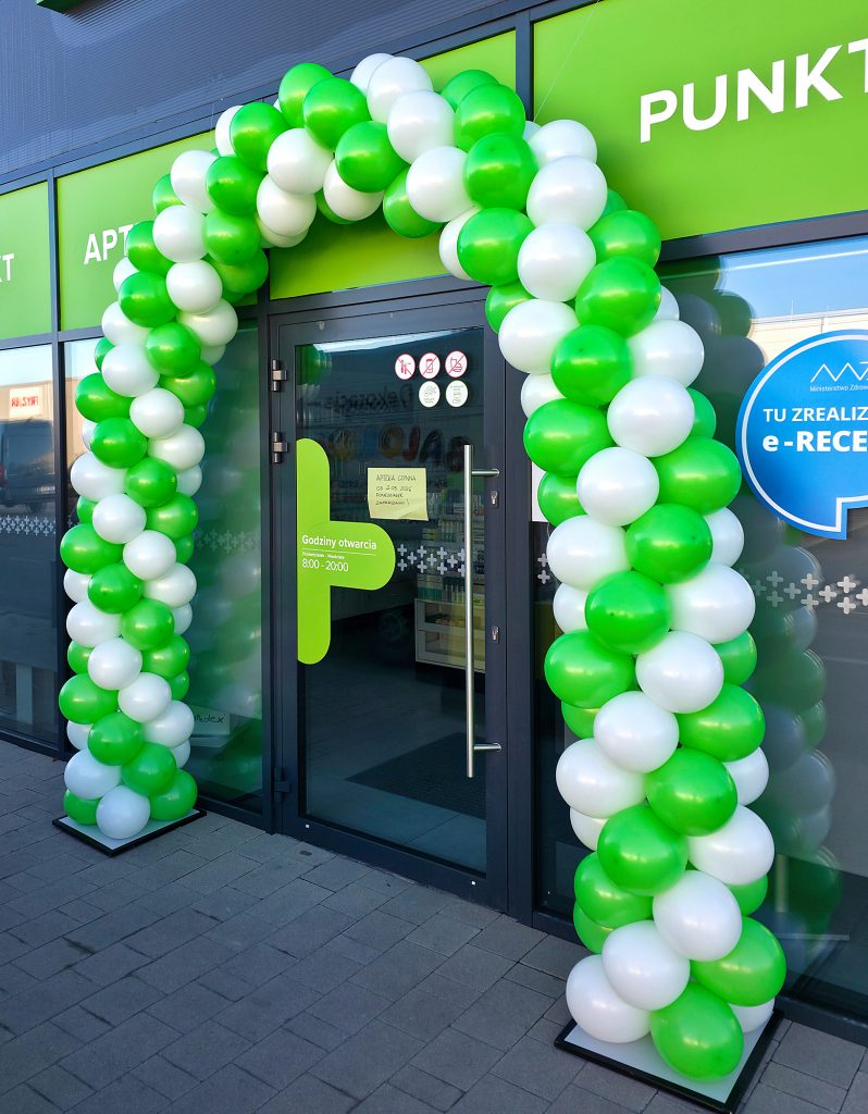 Brama z balonów na otwarcie punktu aptecznego DrMax w Różyńcu
