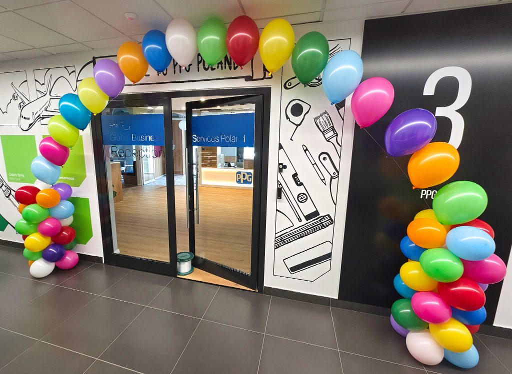 Balony z helem jako dekoracja biura wrocławskiej firmy