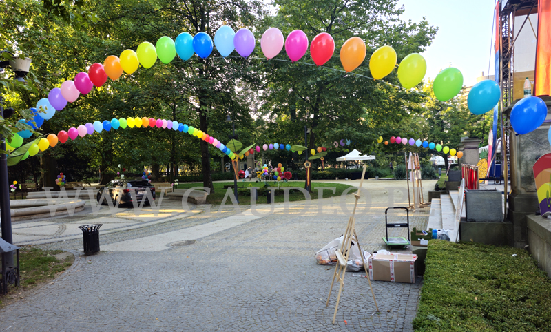 Balony z helem jako dekoracja na Wrocławskim Festiwalu Krasnoludków