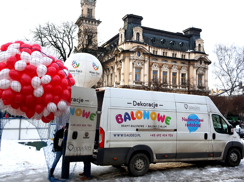 Wypuszczenie balonów helowych w czasie „Poloneza Pod Ratuszem” w Nowym Sączu