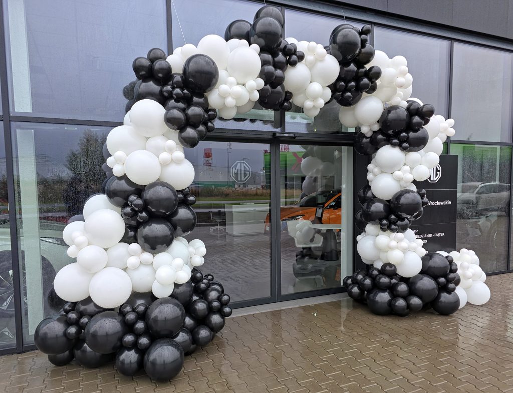 Organiczna brama balonowa na otwarcie salonu MG Nawrot Bielany Wrocławskie