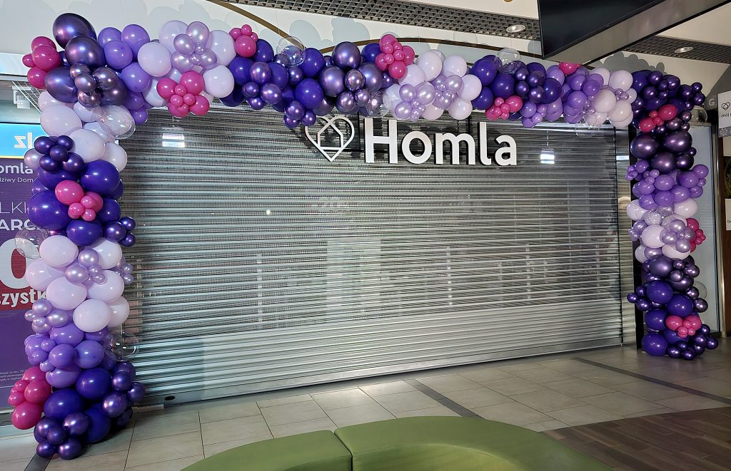 Organiczna brama z balonów na otwarcie sklepu Homla