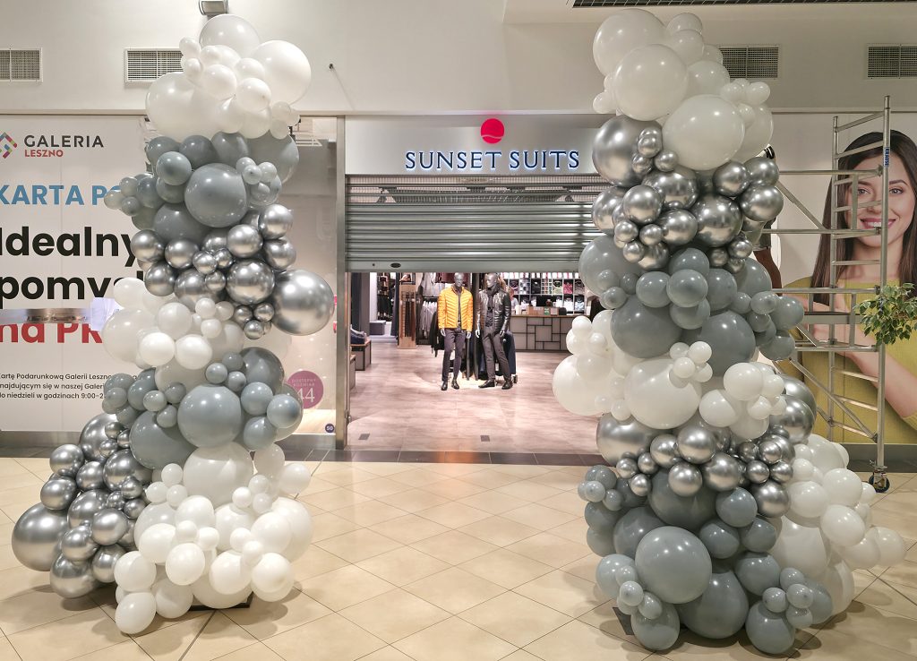 Organiczne kolumny z balonów dla salonu Sunset Suits w Lesznie
