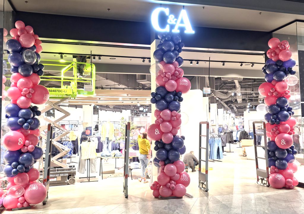 Organiczne kolumny z balonów na otwarcie salonu C&A w Galerii Bonarka w Krakowie