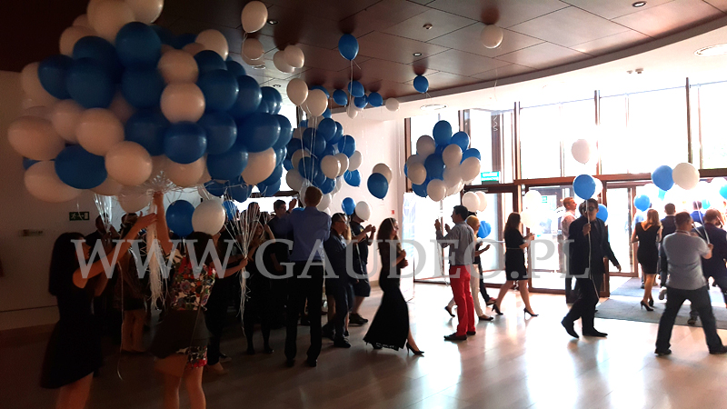 Wypuszczanie balonów helowych w czasie imprezy firmowej w Serocku
