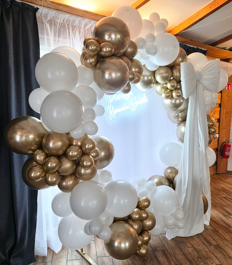Ścianka z balonów w Zielonej Oliwce w Kiełczowie na Pierwszą Komunię Świętą