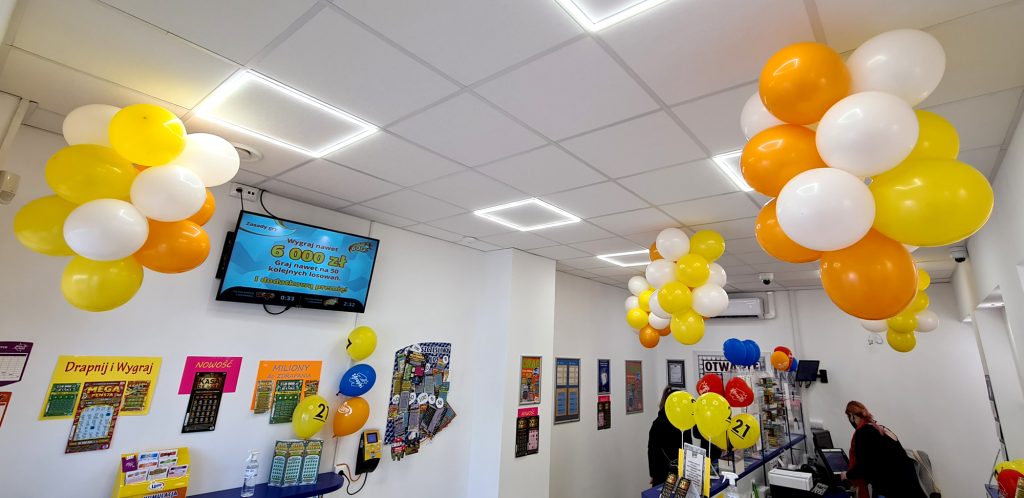 Dekoracja z balonów dla kolektury Lotto na ulicy Strzegomskiej we Wrocławiu