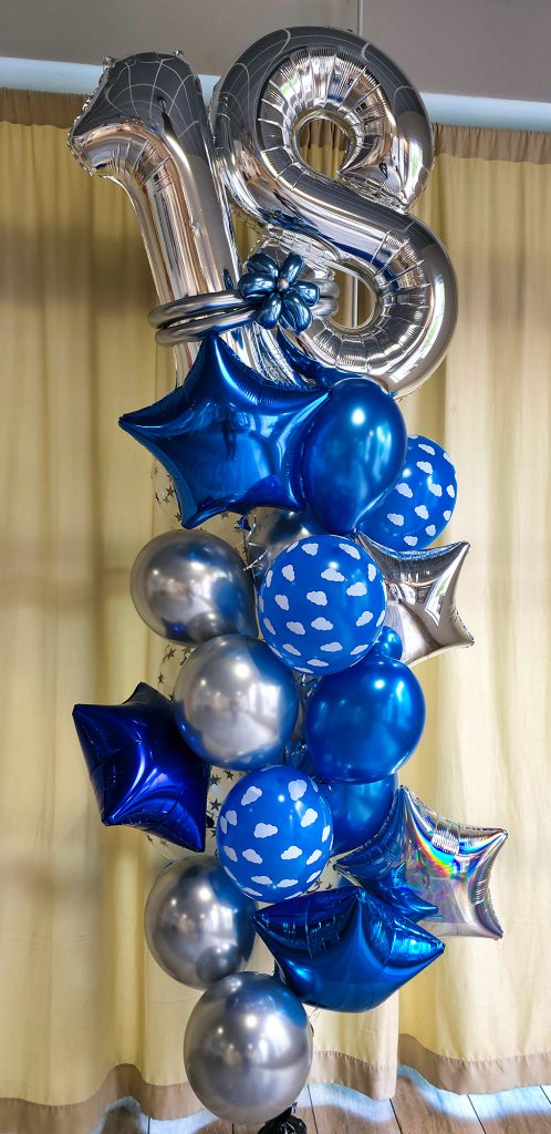 Balony z helem jako dekoracja na osiemnaste urodziny w Starej Garbarni