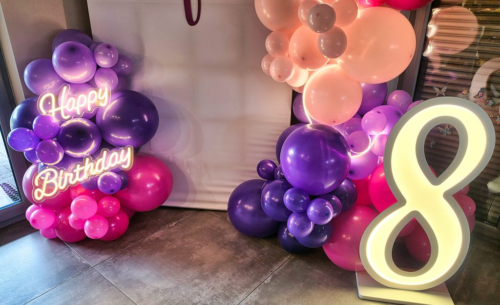 Ścianka z balonów jako dekoracja na 8 urodziny