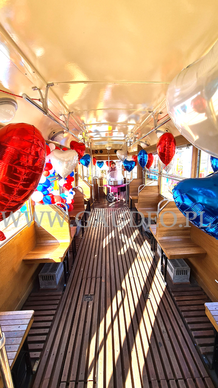 Dekoracje balonowe tramwaju Gustaw na Walentynki