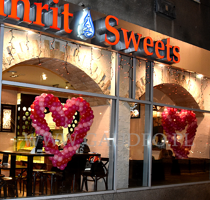 Balonowe serca jako dekoracja na Walentynki w lokalach sieci restauracji Amrit