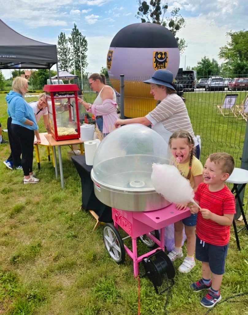Wata cukrowa jako atrakcja na Powiatowo Gminnym Pikniku Rodzinnym w Dobrzykowicach