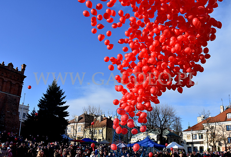 Walentynkowe wypuszczanie balonów helowych na Rynku w Sandomierzu