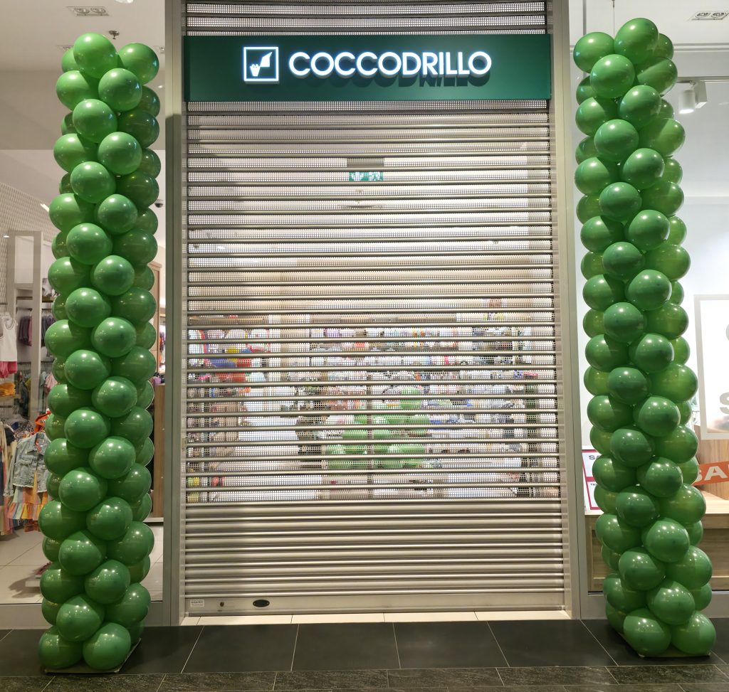 Kolumny z balonów dla salonu Coccodrillo we wrocławskiej Galerii Magnolia